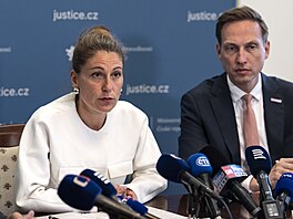 Ministryn spravedlnosti Eva Decroix (ODS) a námstek Karel Dvoák (STAN) na...