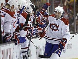 Roman Hamrlík slaví se spoluhrái z Montrealu Canadiens.