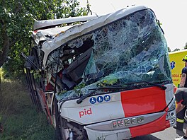 Hasii vyjeli k dopravní nehod autobusu, který narazil do stromu. (23. ervna...