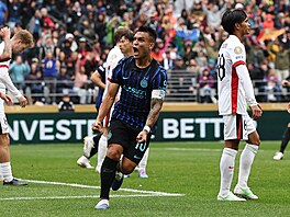 Útoník Interu Milán Lautaro Martínez slaví gól do sít Urawy.