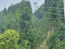 Bouka vychýlila lana a gondola lanovky plná lidí zstala uvznná 250 metr...