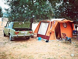 Kempování zaátkem 80. let. ei mívali skromné stany, maximáln s jednou i...