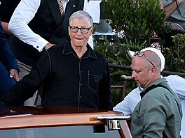 Bill Gates - tetí den svatby miliardáe Jeffa Bezose a novináky Lauren...