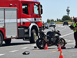 Motorká zemel po sráce s osobním autem u Kostelce nad ernými lesy. (22....