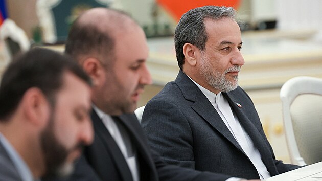 �r�nsk� ministr zahrani�n�ch v�c� Abb�s Arak�� na jedn�n� v Kremlu (23. �ervna 2025)