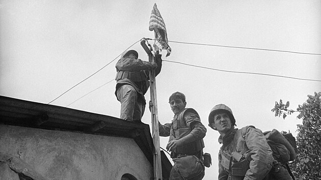 Amerit vojci vztyuj vlajku v rozstlenm mst Hue. (22. nora 1968)