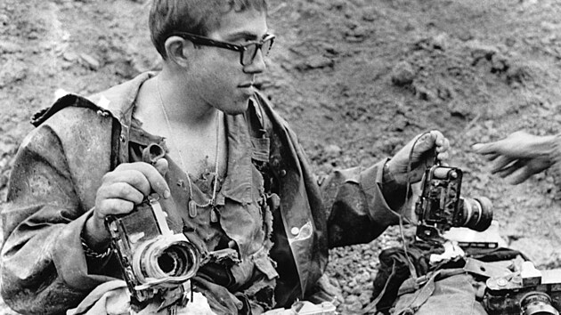 Fotograf John Olson v dubnu 1968 nedaleko Saigonu peil minometn tok
