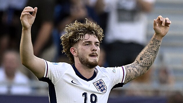 Harvey Elliott oslavuje vst�elenou branku proti Nizozemsku.