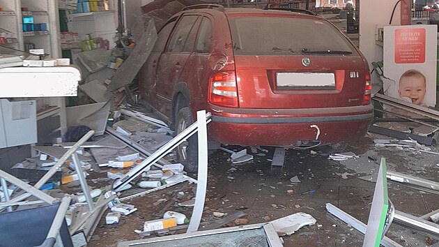 idi v Rakovníku vjel autem do lékárny na námstí. (22. ervna 2025)
