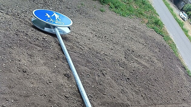Neznámí vandalové řádili na dosud nedokončené cyklostezce Včelínek v Břeclavi. Dopravní značku se jim podařilo vyrvat ze země včetně betonového základu.