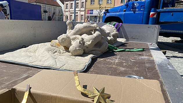 Opraven nmst v Tachov m po pl stolet opt marinsk sloup. Zzenci msta usadili s pomoc jebu na vrchol sloupu sochu Panny Marie. Jeho rekonstrukce je dlem sochae Jaroslava indele mladho. (20. ervna 2025)