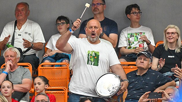 Bývalý fotbalový branká� Martin Pa�ízek jako fanou�ek na zápase basketbalového...
