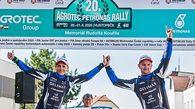 Vtzn posdka Adama Bezka (vpravo) a Ondeje Kraji v cli 20. ronku Agrotec rally Hustopee. (erven 2025)