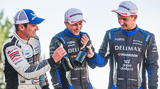 Vtznmu Adamu Bezkovi (vpravo) v cli 20. ronku Agrotec rally Hustopee gratuluje vedouc jezdec eskho ampiontu Jan Kopeck. (erven 2025)