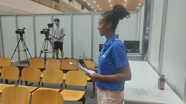 esk basketbalistka Pamela Therese Effangov m pi mistrovstv Evropy v Brn jako dobrovolnice na starosti prci v tiskovm oddlen. (erven 2025)