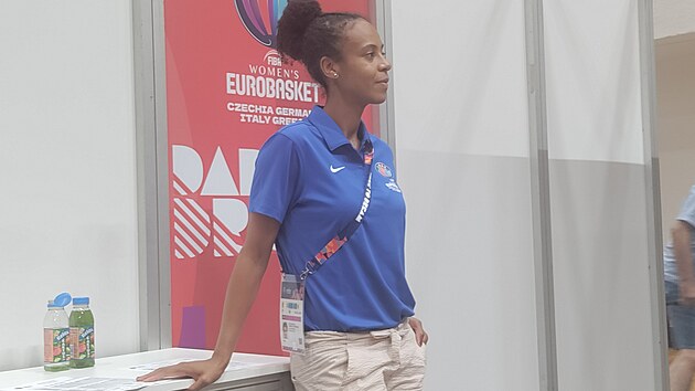 esk basketbalistka Pamela Therese Effangov m pi mistrovstv Evropy v Brn jako dobrovolnice na starosti prci v tiskovm oddlen. (erven 2025)