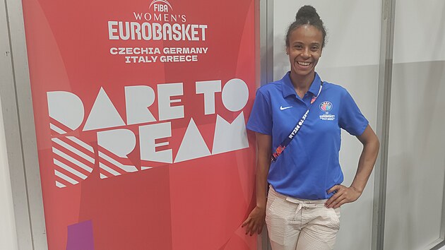 esk basketbalistka Pamela Therese Effangov m pi mistrovstv Evropy v Brn jako dobrovolnice na starosti prci v tiskovm oddlen. (erven 2025)