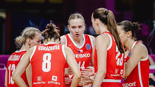 �eské reprezentantky se radí b�hem utkání s Litvou na EuroBasketu.
