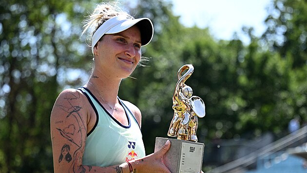 Markta Vondrouov pzuje s trofej pro vtzku turnaje v Berln.