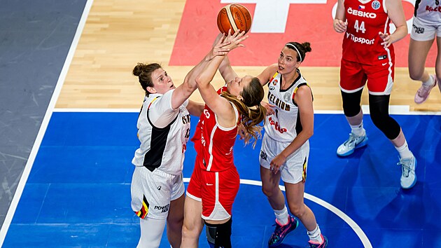 Alena Hanu�ová bojuje pod ko�em s Kyara Linskensovou z Belgie na EuroBasketu.