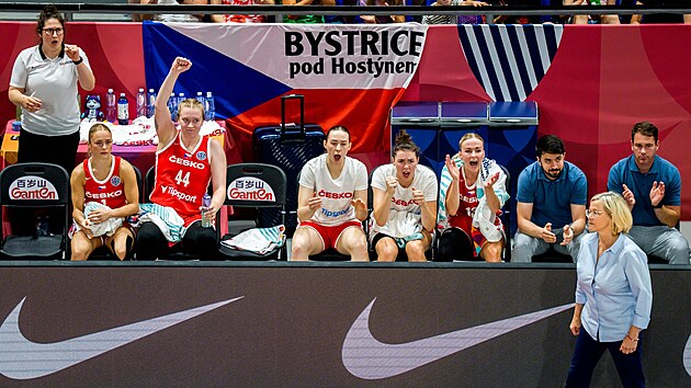 Radost �eské lavi�ky b�hem utkání s Belgií na EuroBasketu.