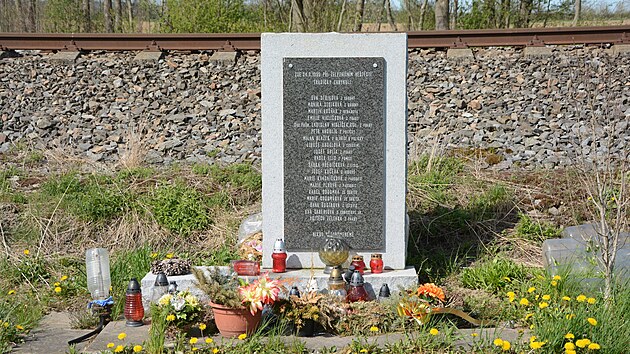 Pomnk stojc na mst eleznin tragdie u Krouny. (10. kvtna 2021)
