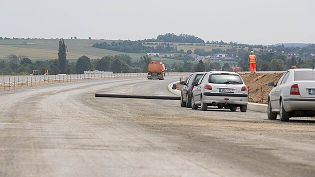 Stavbai na poslednm dokonovanm seku dlnice D1 u Perova zaali pokldat finln povrch. Polovinu asi desetikilometrovho seku pokryj betonem, na druhou polovinu polo asfalt.