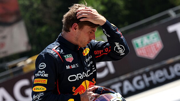 Smutný Max Verstappen z Red Bullu opou�tí po kolizi Velkou cenu Rakouska.