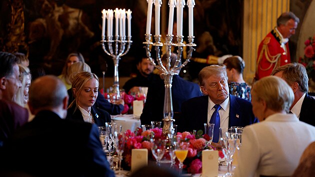 Americk� prezident Donald Trump a italsk� premi�rka Giorgia Meloniov� se ��astn� ve�e�e s hlavami st�t� a vl�d NATO v hotelu Paleis Huis ten Bosch p�ed summitem NATO v Haagu. (24. �ervna 2025)