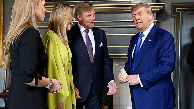 Nizozemsk krl Willem-Alexander, krlovna Maxima a princezna Catharina-Amalia zdrav americkho prezidenta Donalda Trumpa ped vee v rmci summitu NATO. (24. ervna 2025)