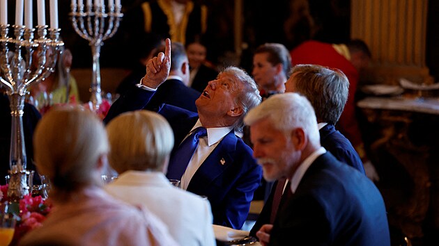 Americk� prezident Donald Trump a nizozemsk� kr�l Willem-Alexander se d�vaj� nahoru p�ed ve�e�� s hlavami st�t� a vl�d v Paleis Huis Ten Bosch na pozv�n� nizozemsk�ho kr�le Willema-Alexandra v nizozemsk�m Haagu. (24. �ervna 2025)