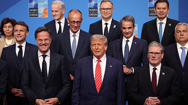 Americk prezident Donald Trump stoj vedle generlnho tajemnka NATO Marka Rutteho a britskho premira Keira Starmera, zatmco vedouc pedstavitel NATO pzuj pro skupinovou fotografii na summitu v nizozemskm Haagu. (25. ervna 2025)