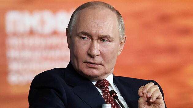 Rusk prezident Vladimir Putin hovo bhem Petrohradskho mezinrodnho ekonomickho fra v Petrohrad. (20. ervna 2025)