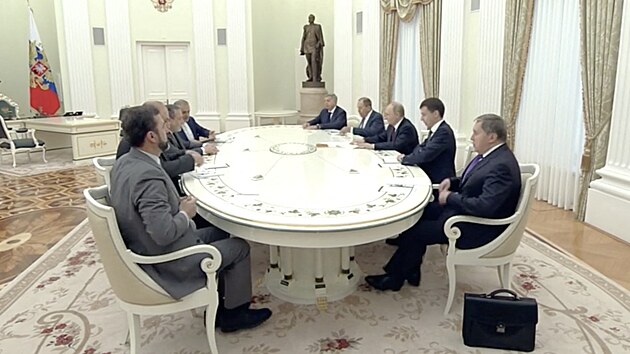 Rusk prezident Vladimir Putin a rnsk ministr zahrani Abbs Arak se astn setkn v Moskv. (23. ervna 2025)