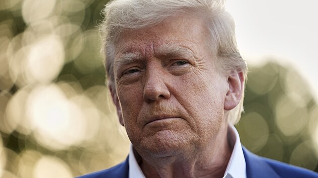 Prezident Donald Trump hovoří s novináři před cestou do Haagu. (24. června 2025)