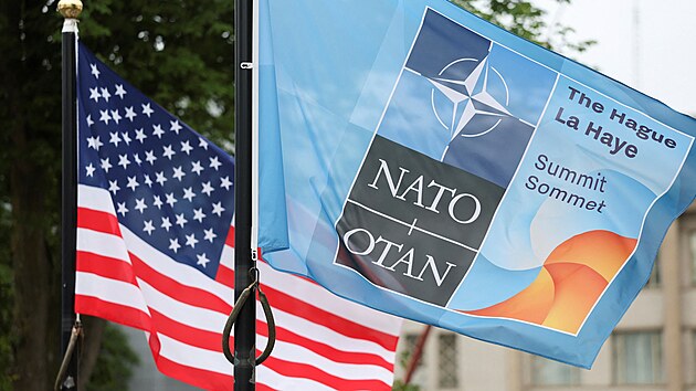 Vlajky NATO a USA vlají u vchodu do budovy v první den summitu NATO v nizozemském Haagu. (24. června 2025)