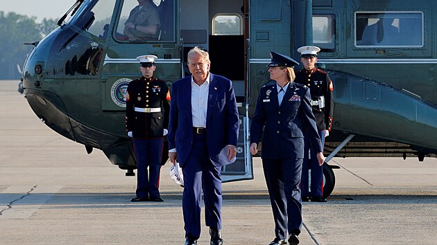 Americký prezident Donald Trump kráčí s velitelkou letectva plukovnicí Angelou Ochoaovou, aby odletěl na summit NATO v nizozemském Haagu. (24. června 2025)
