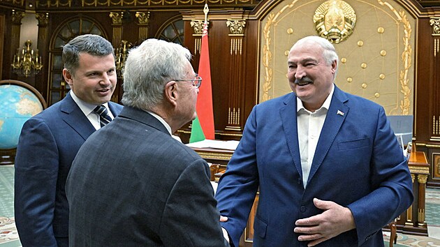 B�loruský prezident Alexandr Luka�enko si podává ruku se zvlá�tním vyslancem...