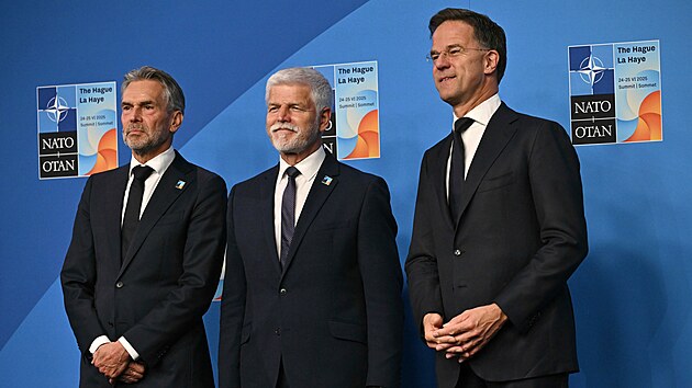 Prezident esk republiky Petr Pavel s generlnm tajemnkem NATO Markem Rutte a nizozemskm premirem Dickem Schoofem bhem summitu NATO v nizozemskm Haagu. (25. ervna 2025)