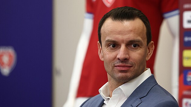 Technick editel Fotbalov asociace R Erich Brabec na nominan tiskov konferenci fotbalov jedenadvactky.