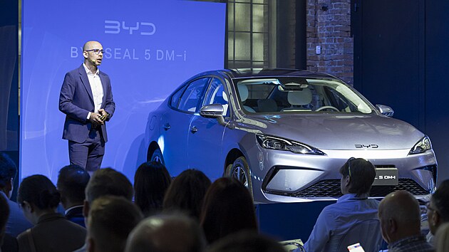 esk premira plug-in hybridu BYD Seal 5 DM-i