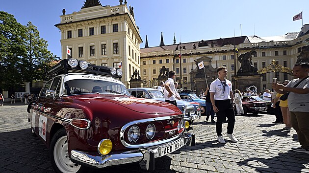 Start ROBOT Expedice z Prahy do saky z Hradanskho nmst v Praze