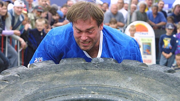 Rok 2002. Ji aloudek pevrac 480 kilogram tkou pneumatiku na prostjovskm nmst.