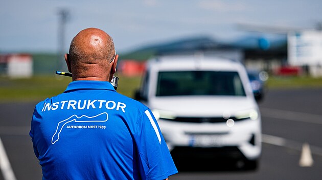 Vcvik astnk Kurzu for TEEN na polygonu mosteckho autodromu