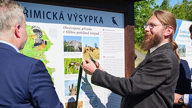V nedvno vzniklm ptam parku Stimick vsypka na Mostecku ornitologov vytyili prvn nvtvnick okruh. Slavnostn oteven (erven 2025)
