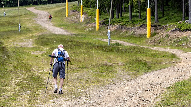 Turistm se otevela dlkov p trasa Hebenovka Krun hory vchod. Pevede zjemce od vrcholu Klnovce na hranici steckho a Karlovarskho kraje a po Petrovice na stecku, kde navazuje na trasu eskm vcarskem. (26. ervna 2025)