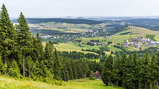 Turistm se otevela dlkov p trasa Hebenovka Krun hory vchod. Pevede zjemce od vrcholu Klnovce na hranici steckho a Karlovarskho kraje a po Petrovice na stecku, kde navazuje na trasu eskm vcarskem. Vhled z Hebenovky smrem na Lounou pod Klnovcem. (26. ervna 2025)
