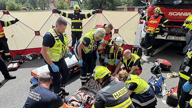 Ve Varnsdorfu se stetlo osobn auto s kamionem. idi osobnho vozu zemel. Dalho zrannho lovka pevezli zchrani do nemocnice. (26. ervna 2025)