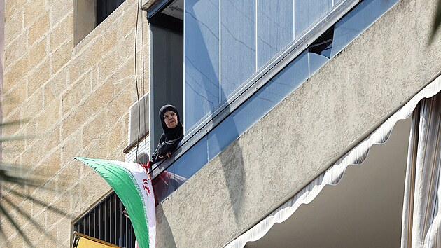 Lid se dvaj z balkon, kdy se demonstranti po ptench modlitbch shromd na shromdn solidarity s rnem uprosted rnsko-izraelskho konfliktu na jinm pedmst Bejrtu v Libanonu. (20. ervna 2025)