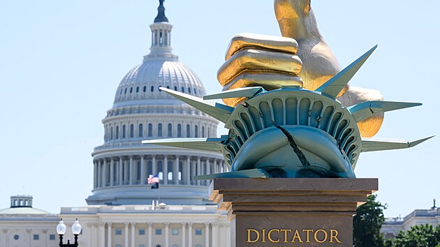 �Schváleno diktátorem.� Nová socha, která se objevila na National Mall v...